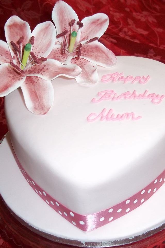 В форме сердца торт ко дню рождения