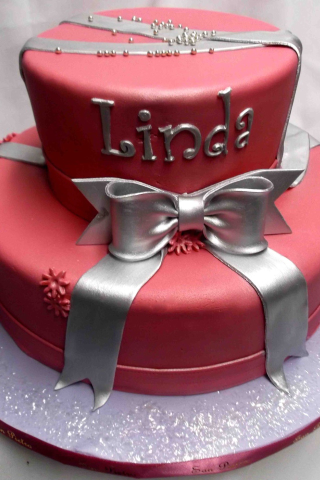 Розовый и серебристый торт на день рождения