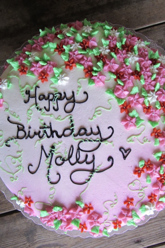 Торт ко дню рождения покрыт цветами