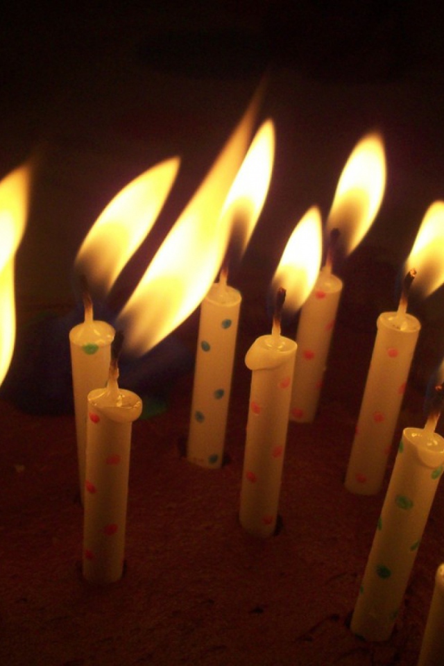 Пламя свечей на день рождения