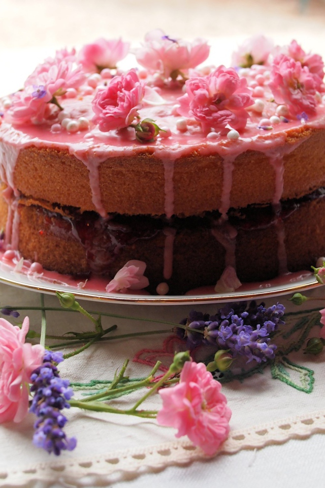 Большой торт ко дню рождения