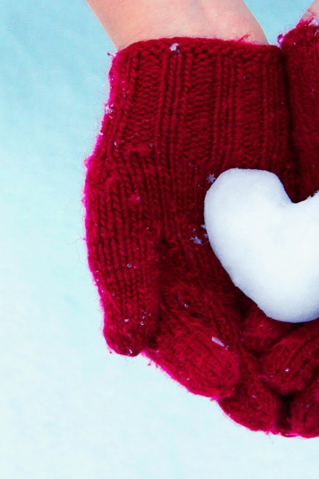 Сердечко из снега