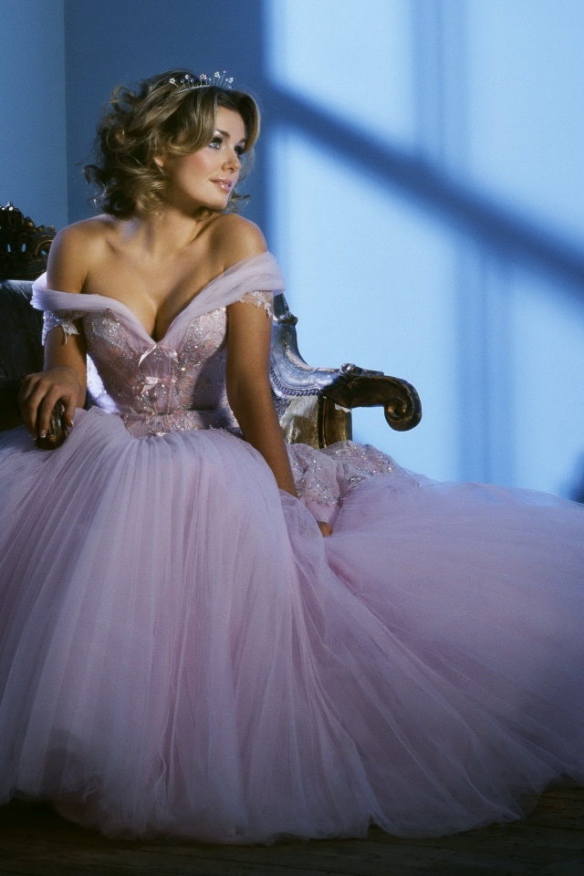 Девушка в свадебном платье