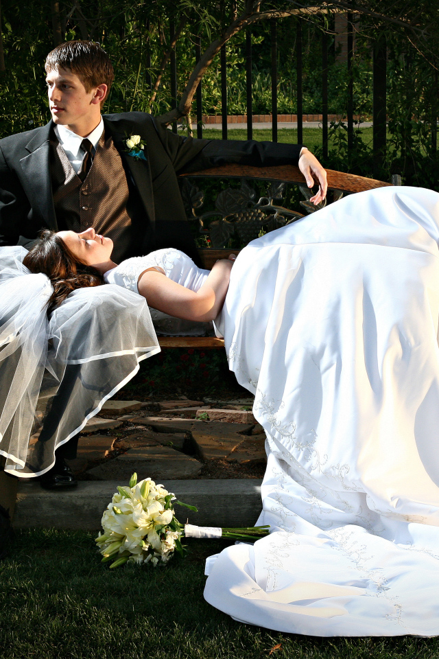 Молодожены на скамейке