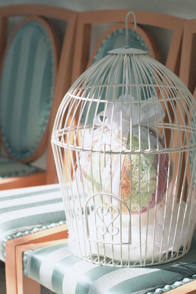 Свадебный подарок в белой клетке