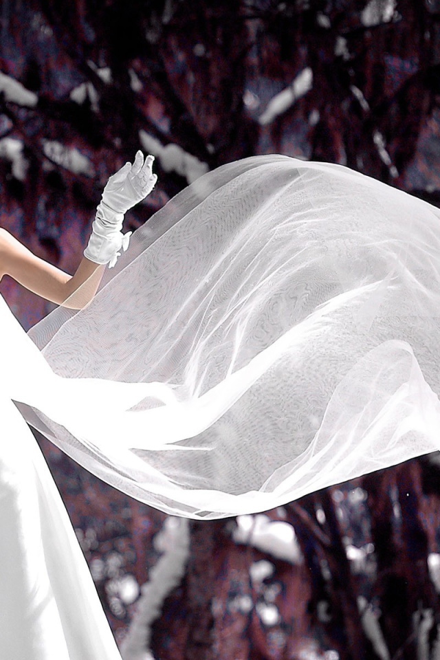 Невеста в свадебном платье на снегу