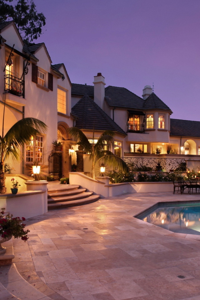 Дом с бассейном