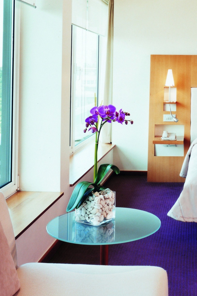 Интерьер спальни с орхидеей