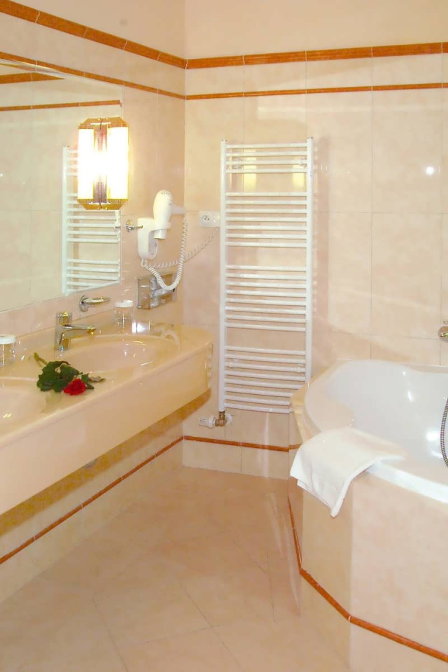 Интерьер кремовой ванной комнаты