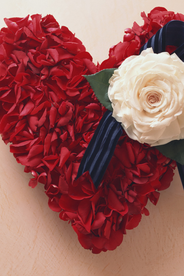 Сердечко из лепестков