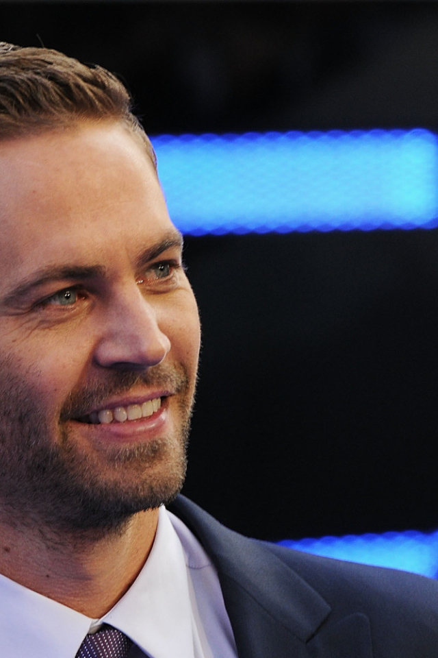 Актер Пол Уокер улыбается