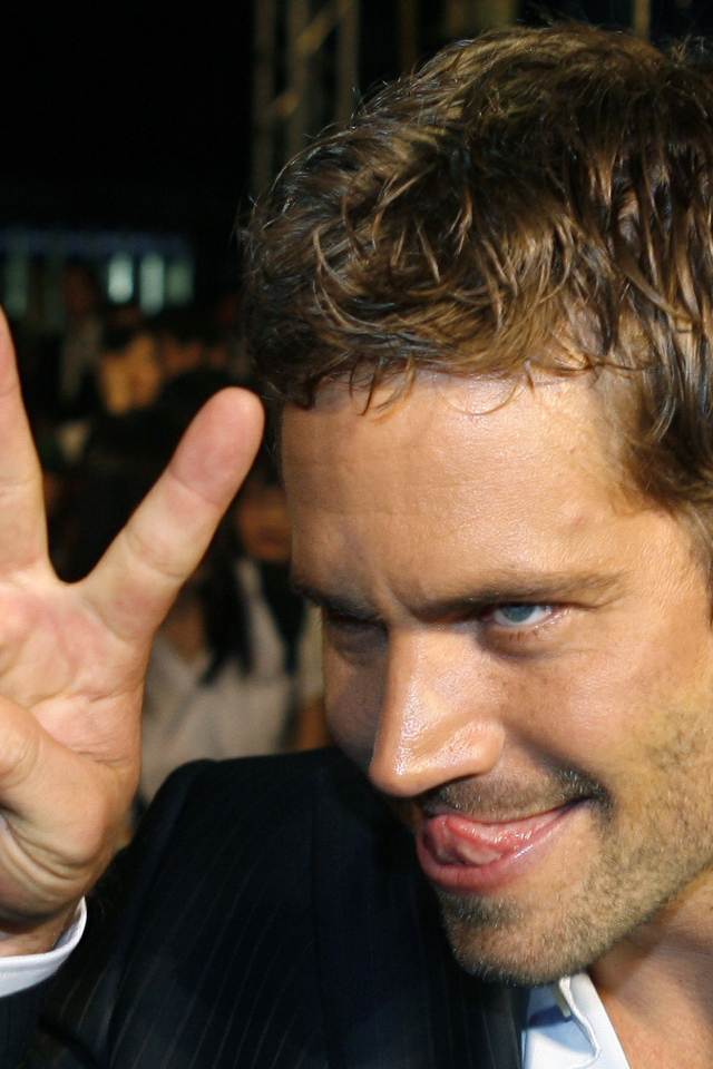 Известный актер Пол Уокер со знаком мира