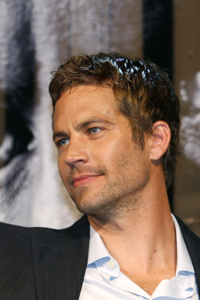 Известный Актер Пол Уокер в костюме