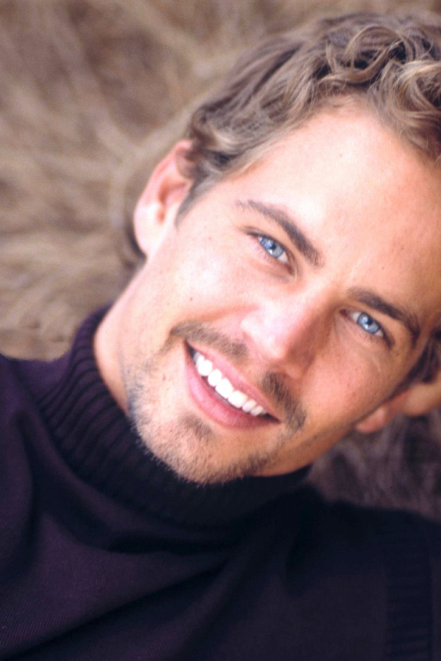 Известный актер из фильма Форсаж Пол Уокер позирует для камеры