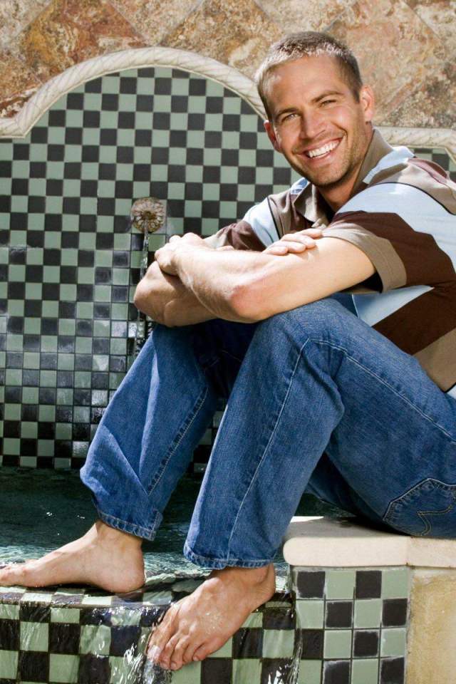 Известный актер из фильма Форсаж Пол Уокер рядом с бассейном