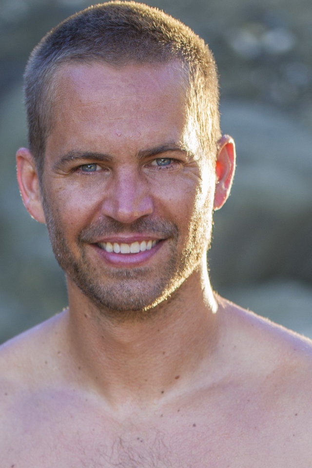 Известный актер из фильма Форсаж Пол Уокер около водопада