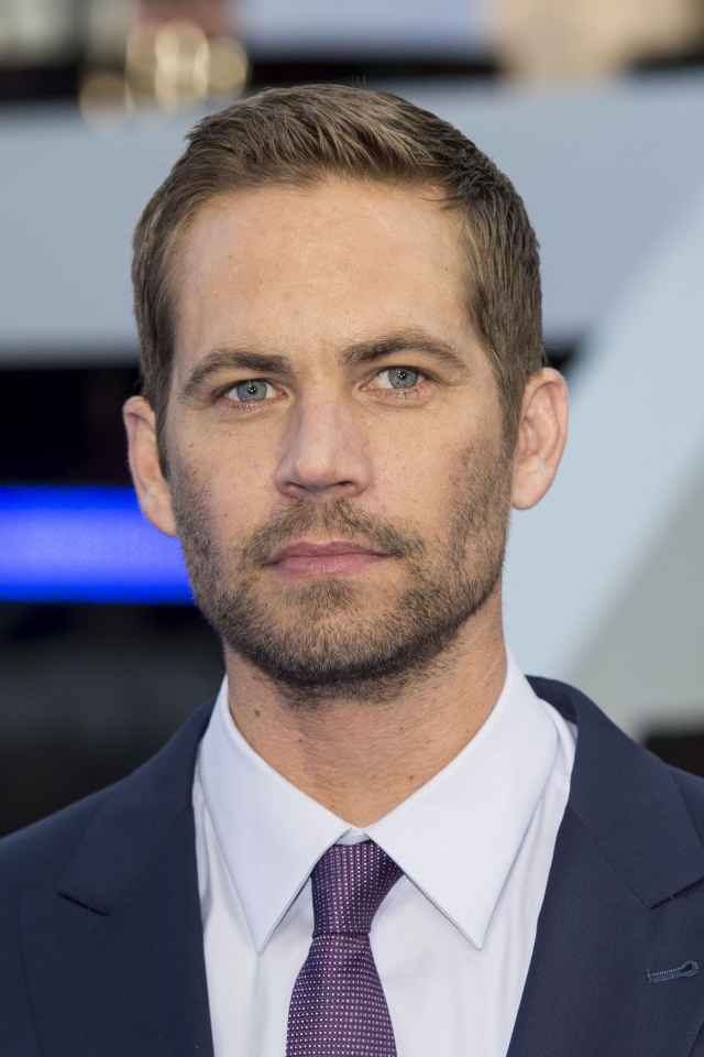 Пол Уокер в синем костюме