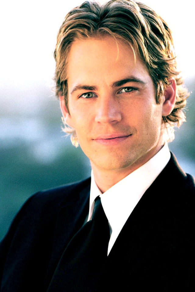 Пол Уокер в черном костюме