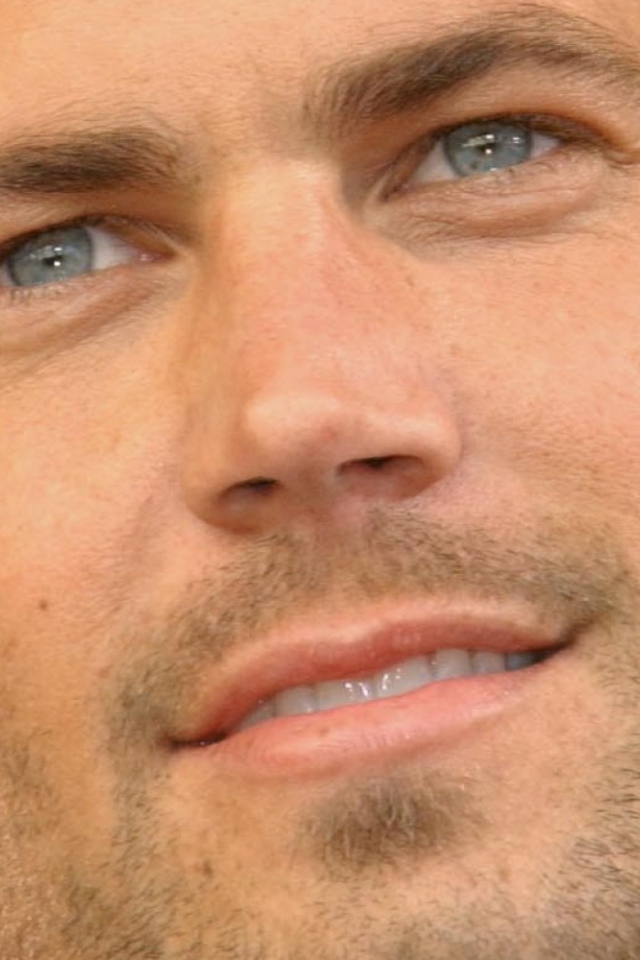 Пол Уокер на красном фоне