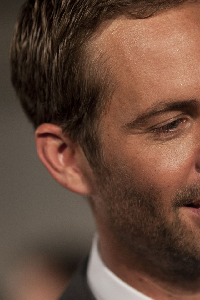 Пол Уокер поет песню