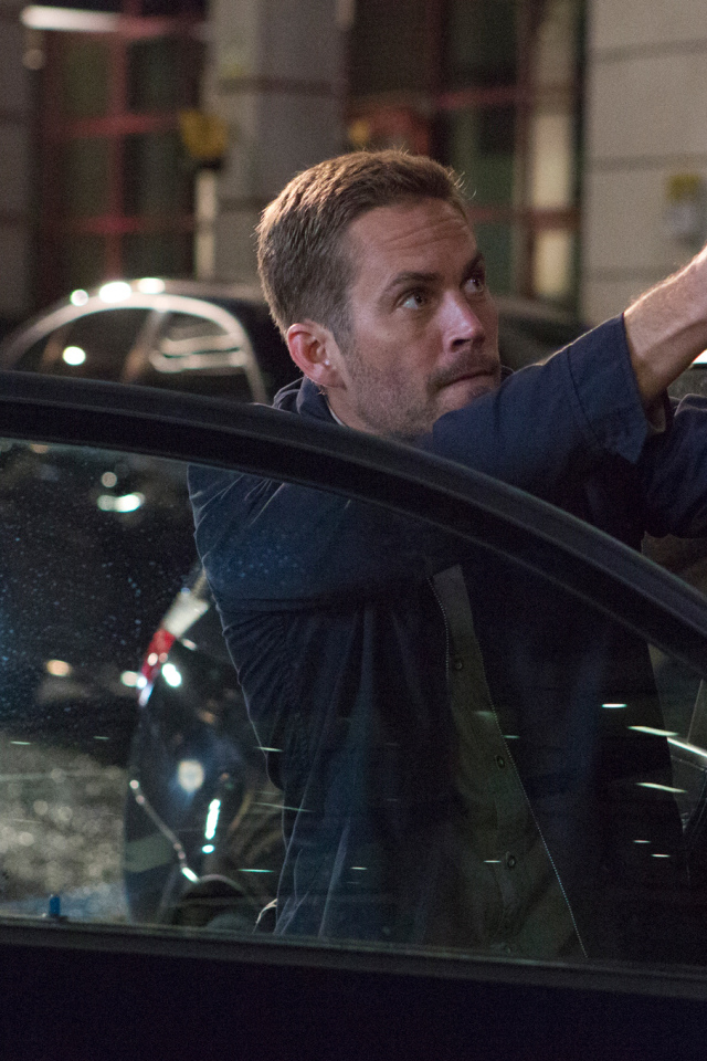 Пол Уокер с пистолетом