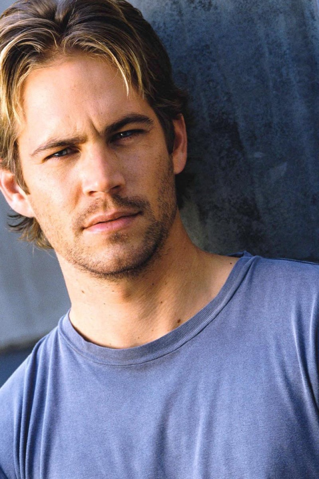 Знаменитый актер Пол Уокер в синей футболке