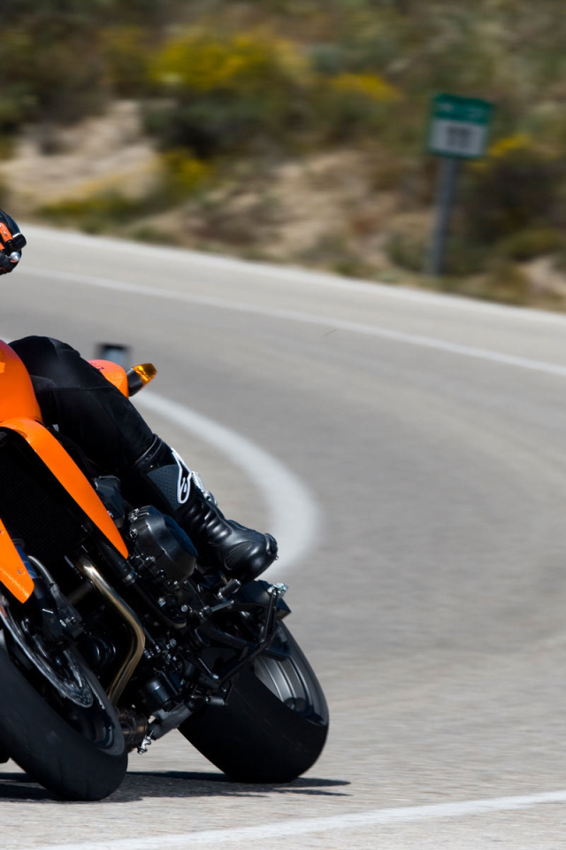 Мотоцикл Z750 на шоссе