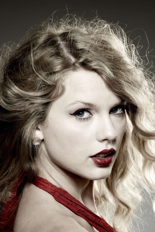 Актриса Тейлор Свифт с кудрями