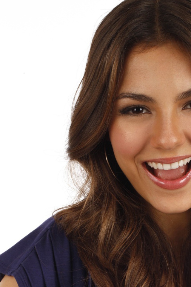 Актриса Виктория смеется