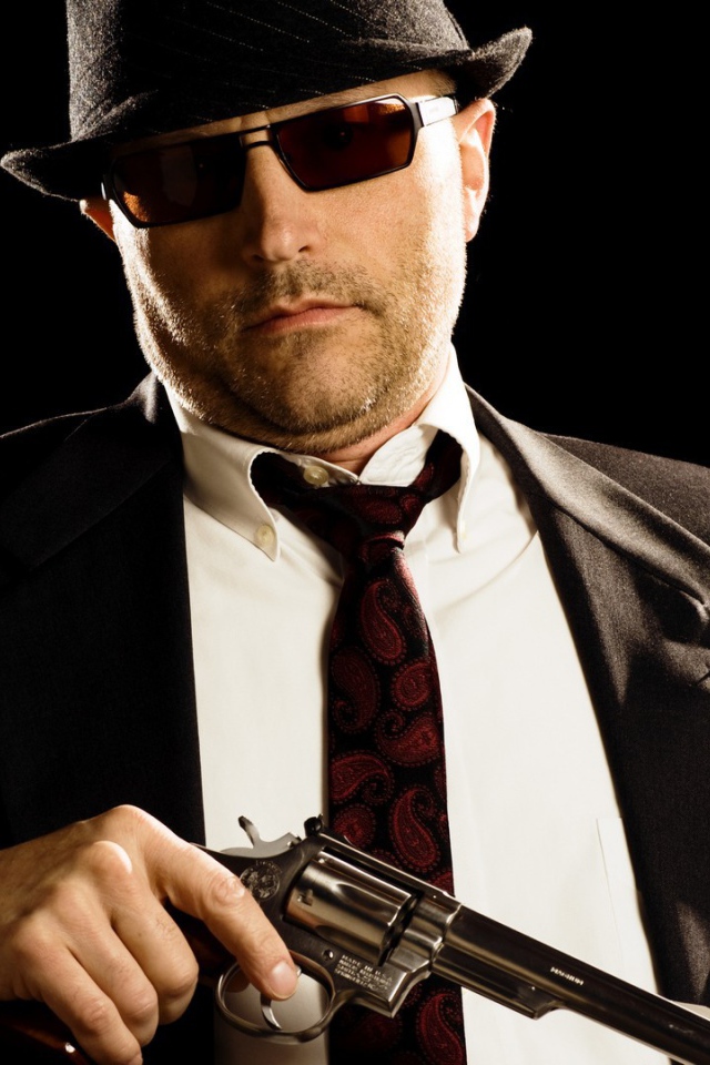 Гангстер с револьвером