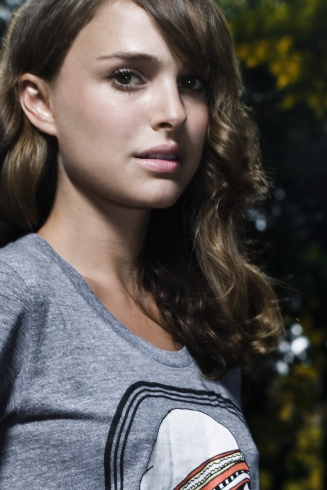 Натали Портман в футболке