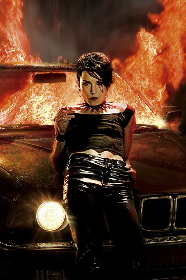 Девушка у горящей машины