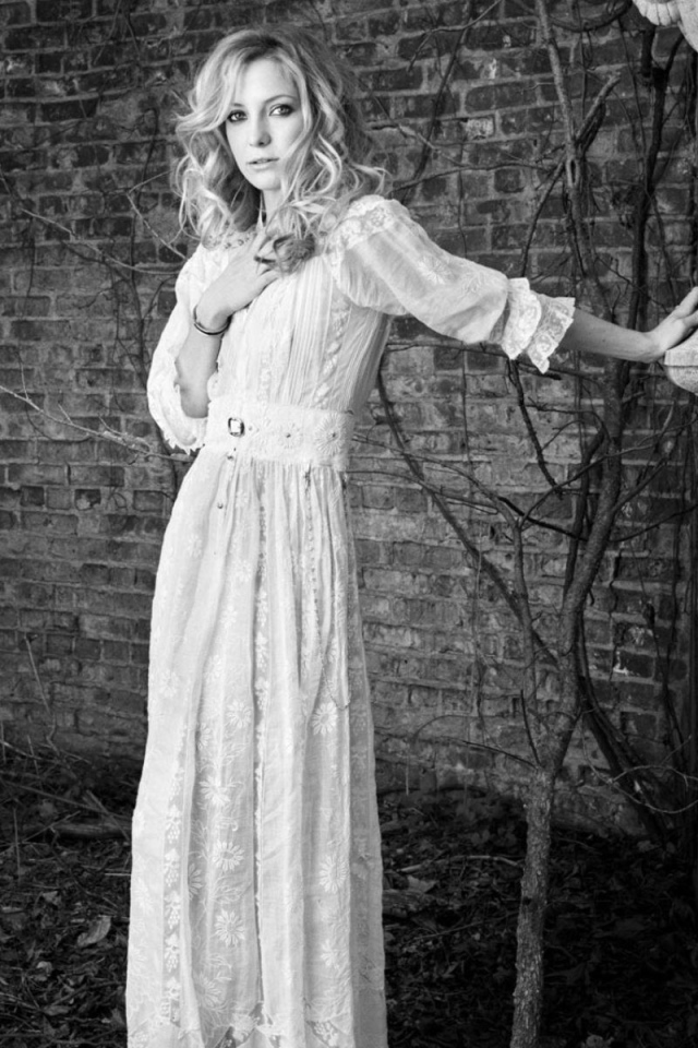 Актриса в белом платье