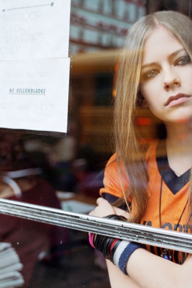 Девушка смотрит в окно