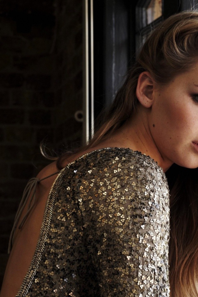 Дженифер у окна