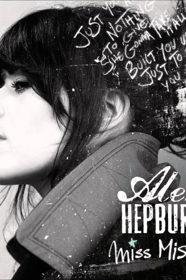 Alex Hepburn на черно-белом фоне
