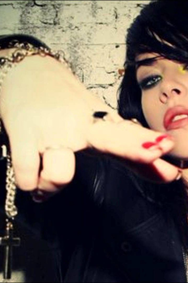 Alex Hepburn на фоне стены