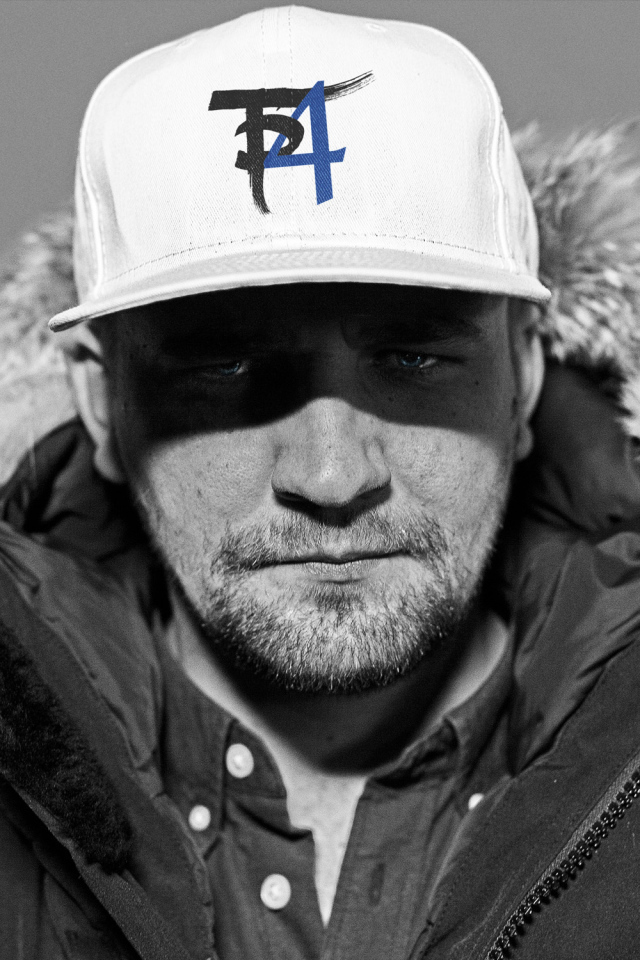 Баста в белой шапочке