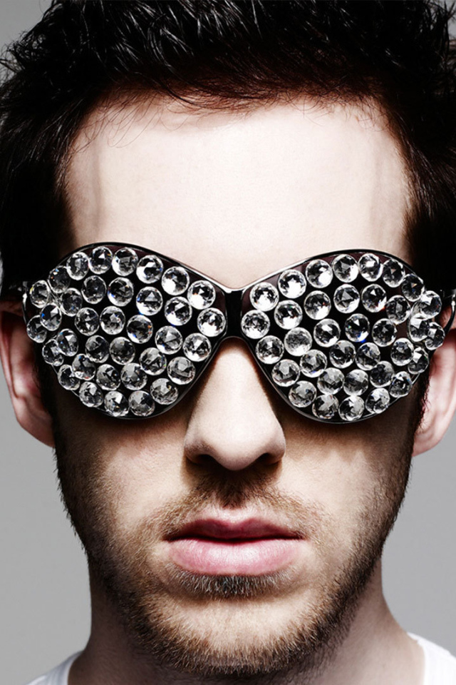 Calvin Harris в очках с диамантами
