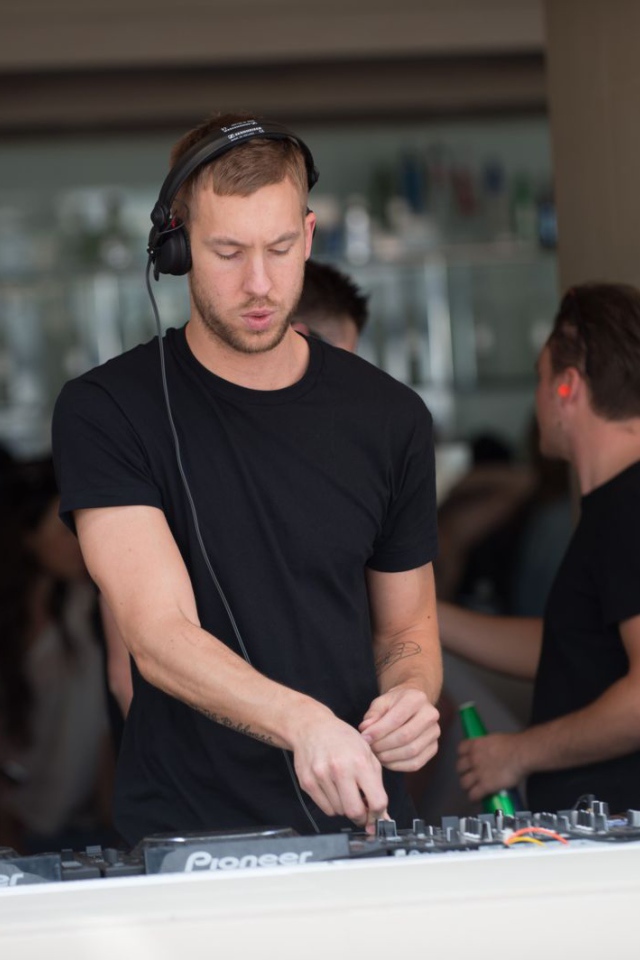 Calvin Harris в наушниках