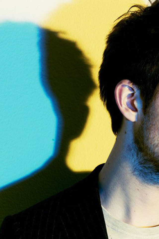 Calvin Harris на фоне цветных теней