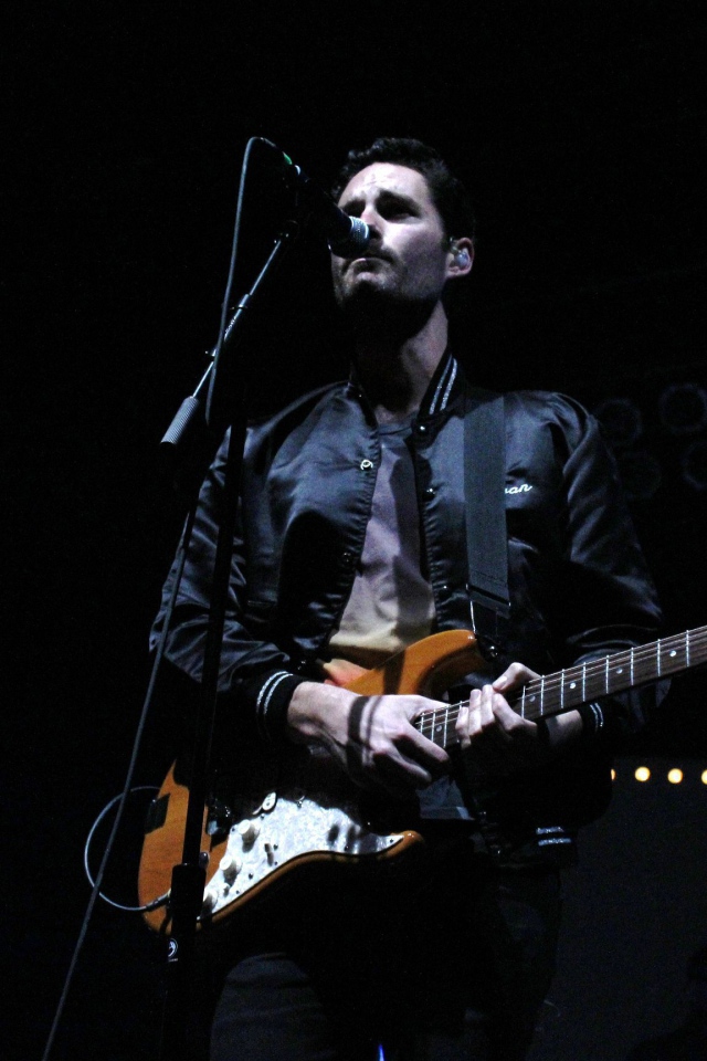 Фронтмен Capital Cities поет