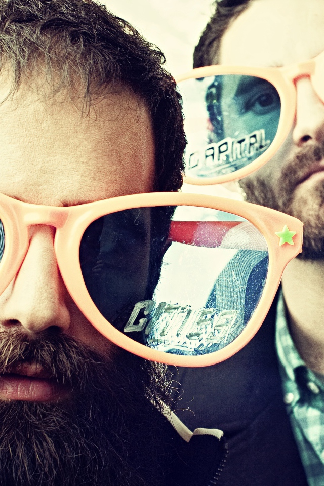 Capital Cities в очках