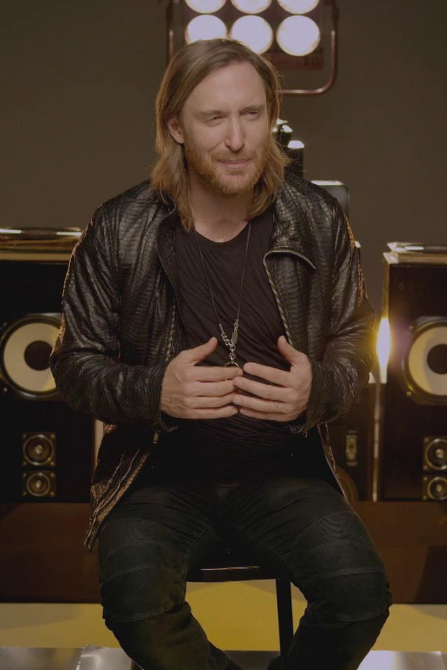 David Guetta около аппаратуры