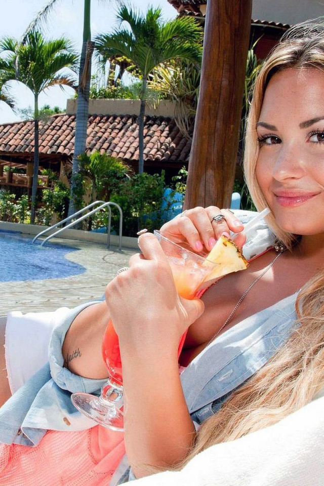 Demi Lovato на пляже