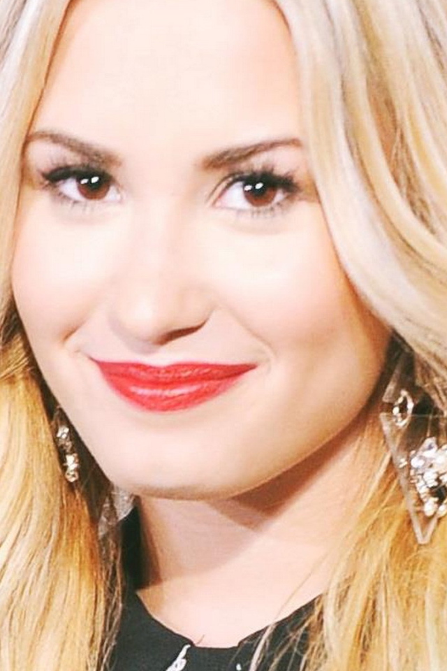 Demi Lovato улыбается