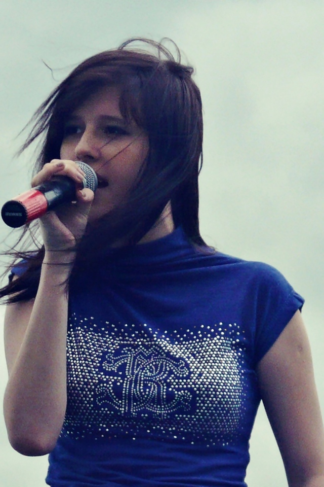 Эльвира Т поет на концерте