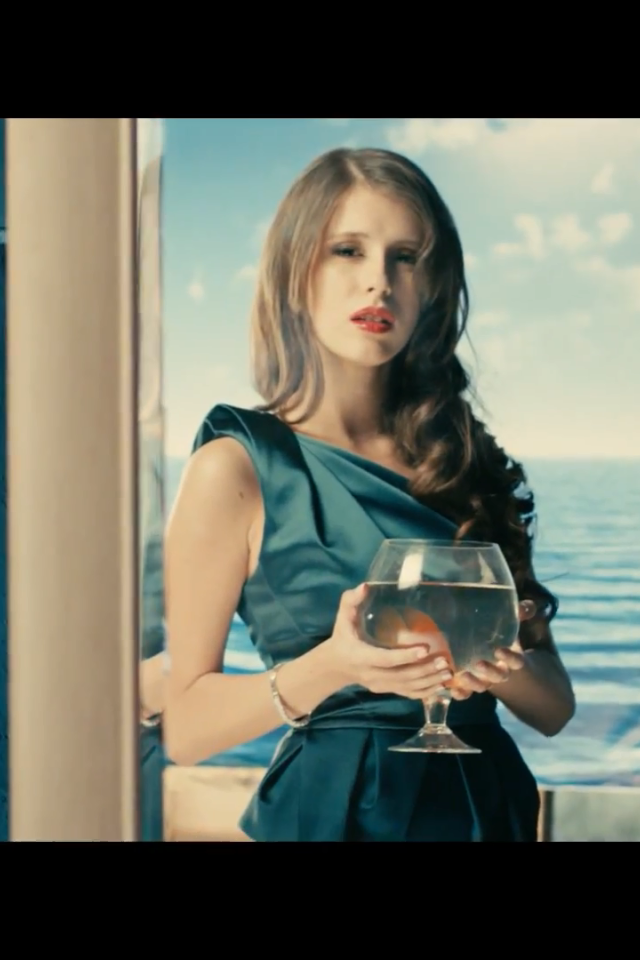 Эльвира Т поет в клипе