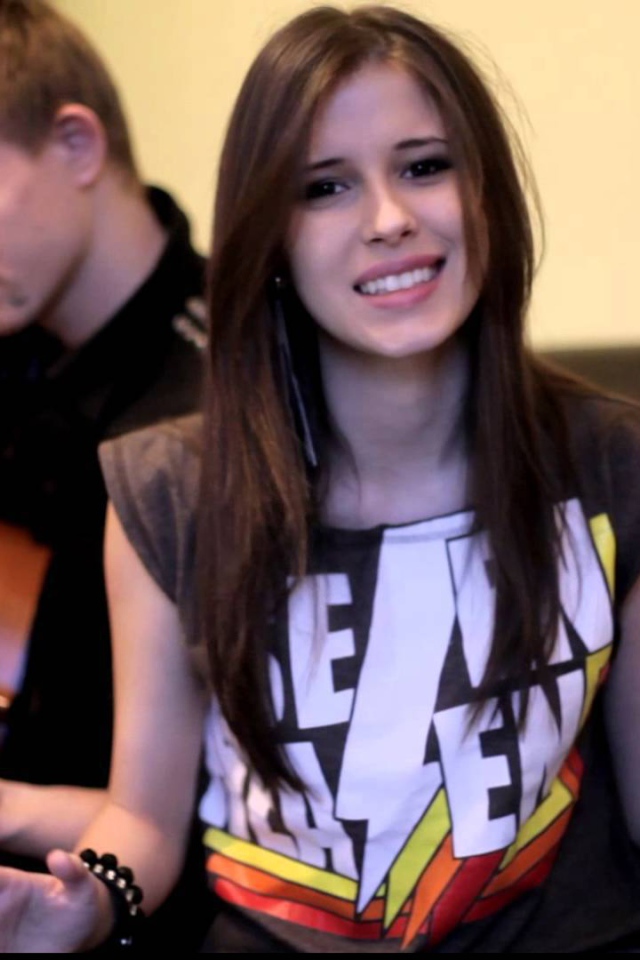 Эльвира Т поет под гитару