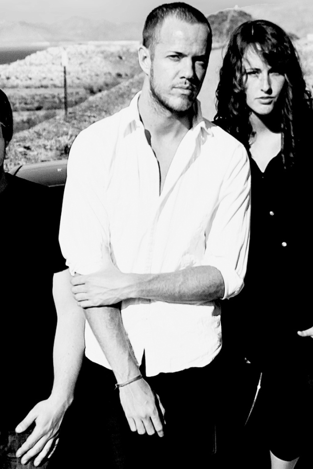 себе дракона: вся группа в пустыне